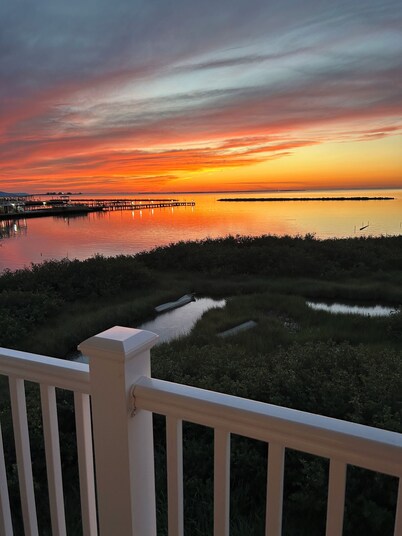 Waterfront Home w/ 400' Fishing Pier. Crab & Fish off the Pier w/ Boat Access.