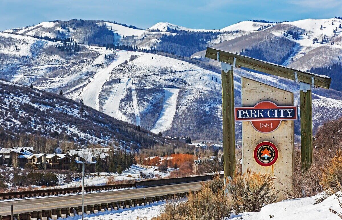 A sign for Park City with a mountain backdrop.