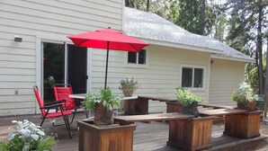 A wooden deck with outdoor furniture and potted plants. - A Foresthill Retreat (Foresthill)