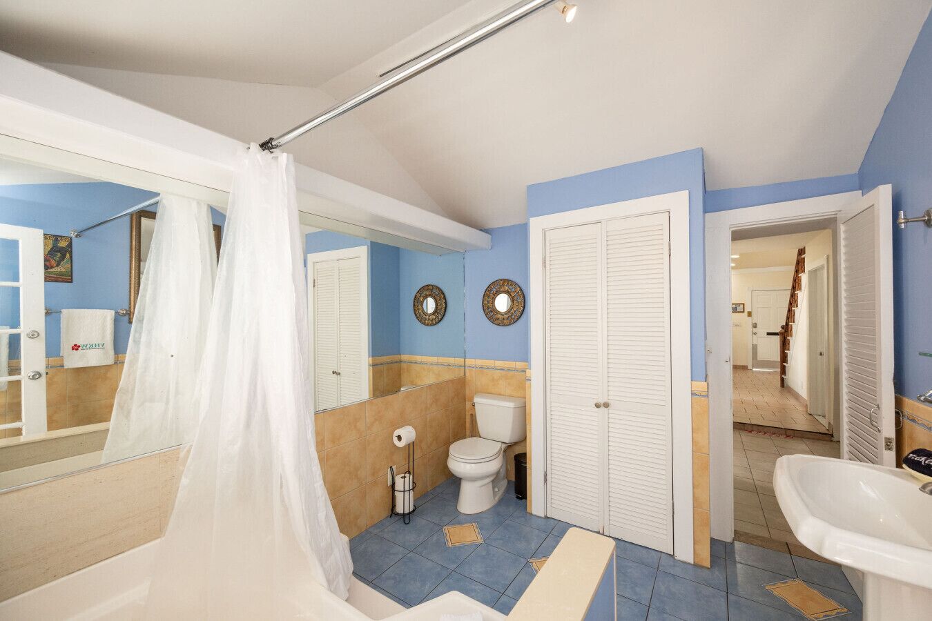 Une salle de bain avec une baignoire, des toilettes et un lavabo.