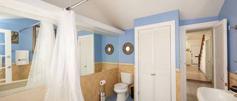 Une salle de bain avec une baignoire, des toilettes et un lavabo.
