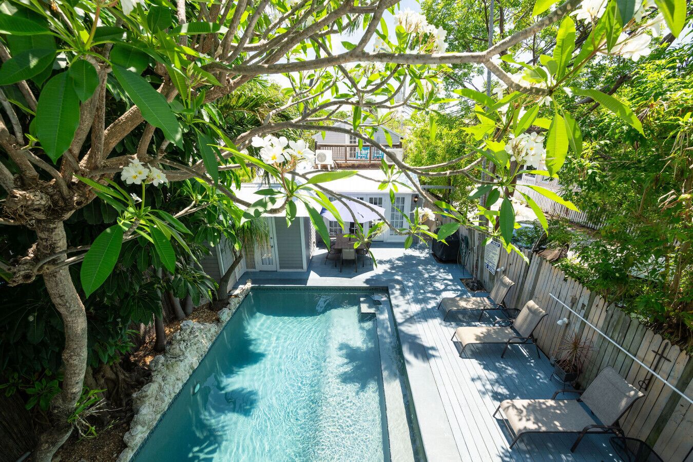 Een verwarmd zwembad