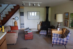 Téléviseur, lecteur de DVD, livres, sélection de films