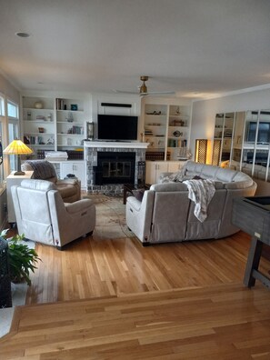 Smart TV, fireplace, DVD player, table football - Spacious Louisville riverfront retreat. Stunning view. Dock. Bourbon Trail. (Prospect)