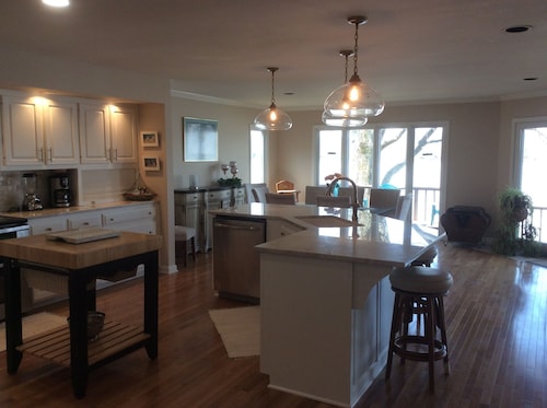 Spacious Louisville riverfront retreat. Stunning view. Dock. Bourbon Trail.