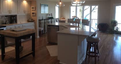 Spacious Louisville riverfront retreat. Stunning view. Dock. Bourbon Trail.