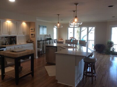 Riverfront retreat. Stunning view. Dock. 20 minutes to downtown Louisville.