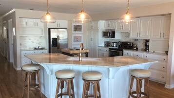 雪櫃、微波爐、焗爐、爐具