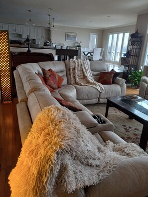 Smart TV, fireplace, DVD player, table football