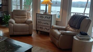 TV connectée, cheminée, lecteur de DVD, baby-foot