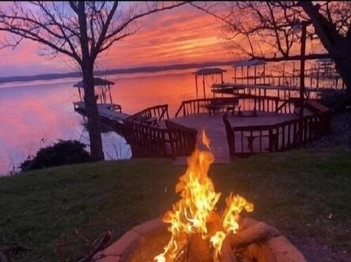 “Million Dollar View Over Seneca Lake – Your Perfect Getaway!”