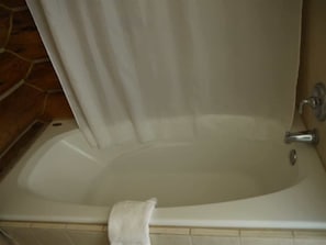Badekar, hårf øner, håndklær og sjampo
