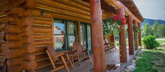 Shavano Cabin -Quintessential Log Cabin Just Minutes from Town!