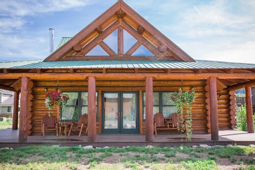 Shavano Cabin -Quintessential Log Cabin Just Minutes from Town!