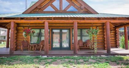Shavano Cabin -Quintessential Log Cabin Just Minutes from Town!