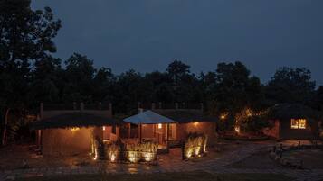 Premium Room | Blackout curtains, iron/ironing board, bed sheets