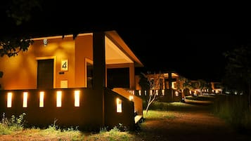 Luxury Cottage | 2 bedrooms, blackout curtains, iron/ironing board, bed sheets