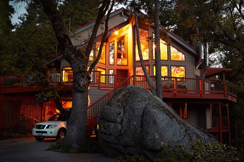 Sisällä Yosemite N. P. Gates!, ylellisyyskotimme on muutaman minuutin päässä laakson nähtävyyksistä.