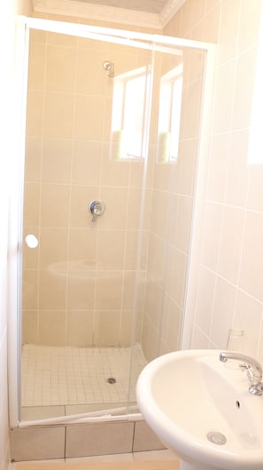 Doppelzimmer, Nichtraucher | Badezimmer | Dusche, Regendusche, kostenlose Toilettenartikel, Handtücher