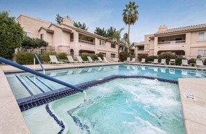 Piscina all'aperto, una piscina riscaldata