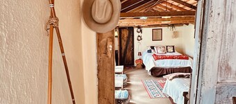 Begin 1900 Cabin 2 Queen, 1 kinderbed. Geen elektriciteit, buitendouche - alleen voor de zomer