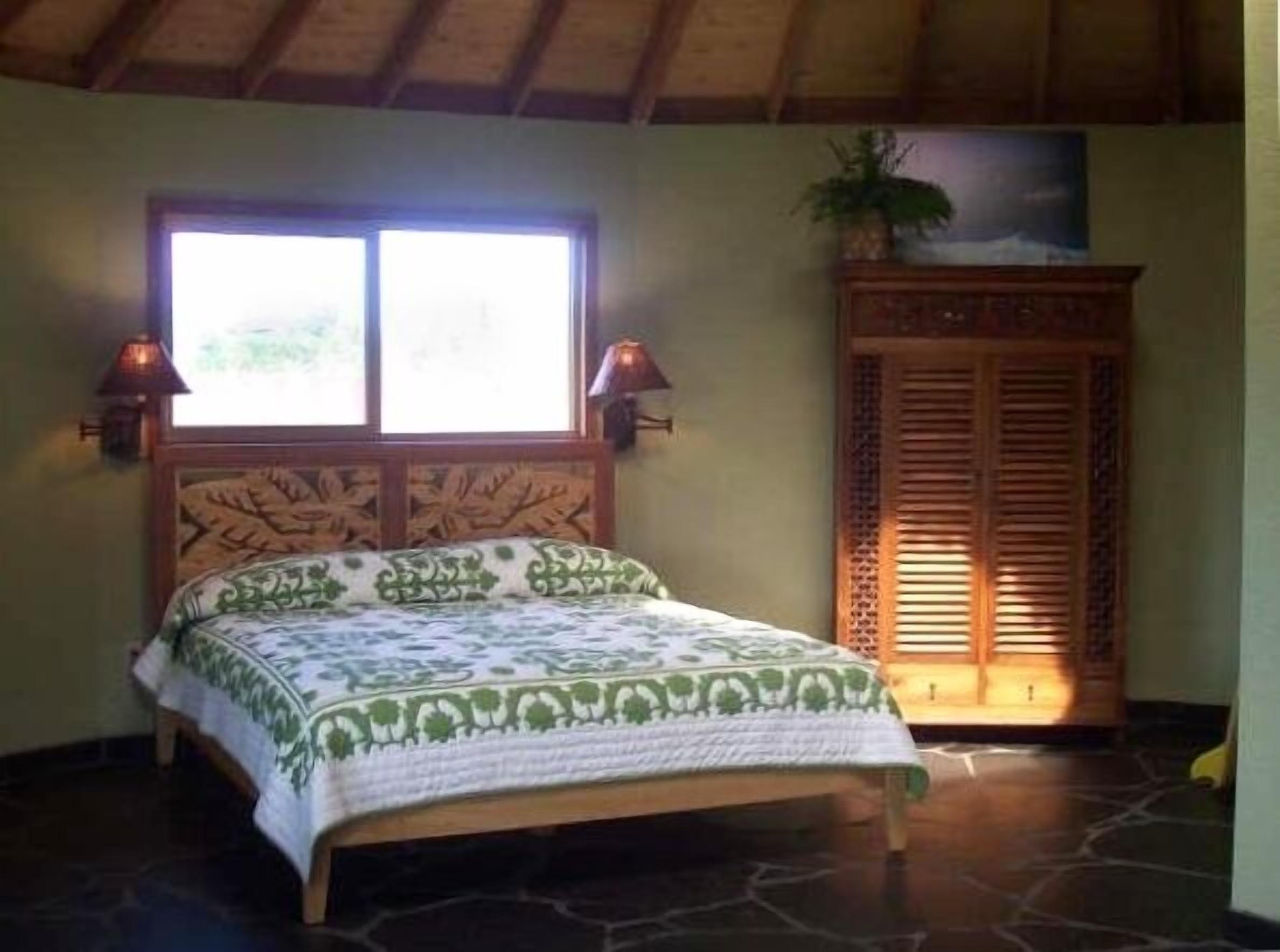 lovely bungalow with a lanai