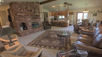 Télévision, cheminée, lecteur de DVD, table de tennis de table