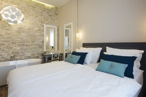 Apartament superior, 1 llit de matrimoni gran i sofà llit, no fumadors | 1 dormitori, roba de llit d'alta qualitat i cobrellits 