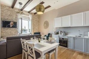 Deluxe Apartment, 1 King Bed with Sofa bed, Sea View | Private kitchen | Fridge, microwave, oven, stovetop - Magic View Apartments (Zadar)