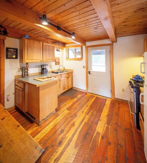 Fridge, microwave, oven, stovetop - Clark Fork River Lodge - Missoula Area, Western MT (St. Regis)