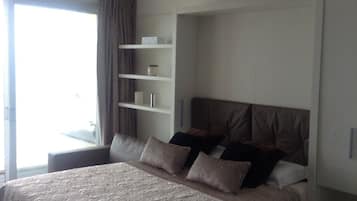 1 dormitorio, tabla de planchar con plancha, wifi y ropa de cama