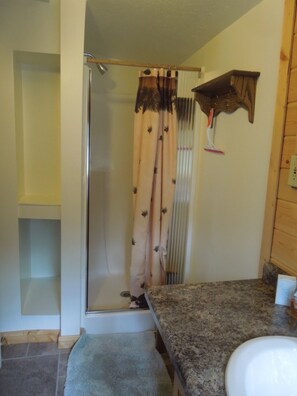 Dusche, Haartrockner, Handtücher, Seife