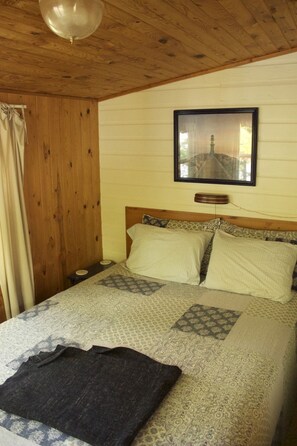 3 bedrooms, travel crib, bed sheets