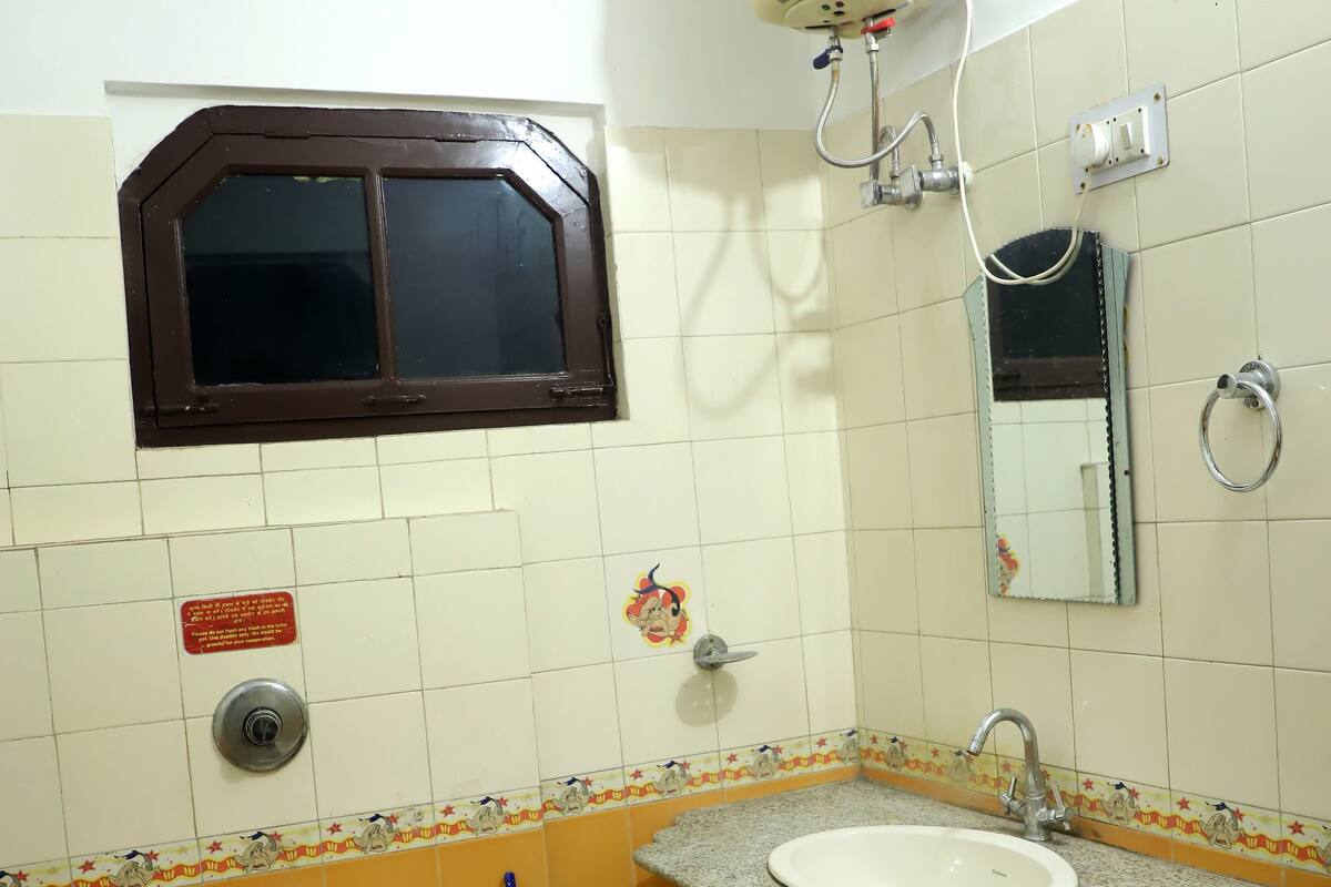 Shower, free toiletries, towels