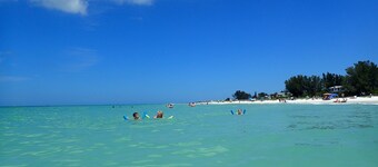 Best location on the island.  Private dock, steps to Anna Maria Beach and Pier