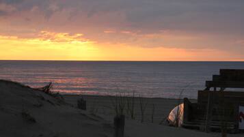 Ranta lähistöllä, aurinkotuoleja