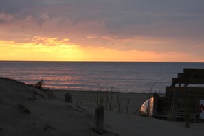 Ranta lähistöllä, aurinkotuoleja