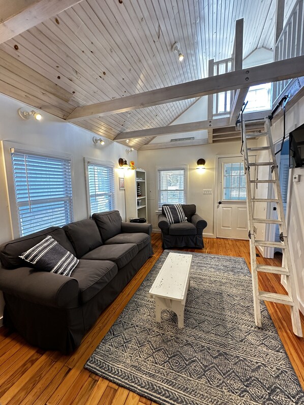 Televisio, DVD-soitin, videokirjasto, stereot