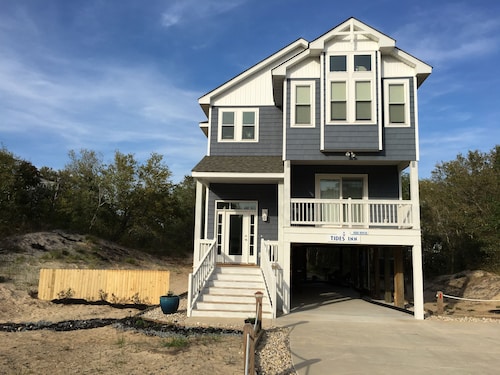 AMAZING-4BR BEACH HOUSE-HOT TUB-Free Linens-GREAT LOCATION-Keyless Entry-VolleyB