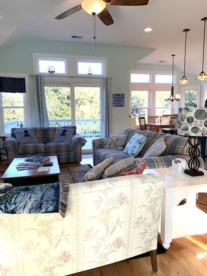 Smart TV, video-game console, DVD player, books - AMAZING-4BR BEACH HOUSE-HOT TUB-Free Linens-GREAT LOCATION-Keyless Entry-VolleyB (Kitty Hawk)