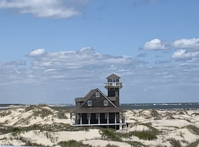 AMAZING-4BR BEACH HOUSE-HOT TUB-Free Linens-GREAT LOCATION-Keyless Entry-VolleyB