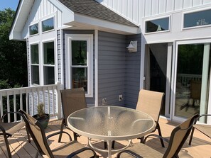 Outdoor dining - AMAZING-4BR BEACH HOUSE-HOT TUB-Free Linens-GREAT LOCATION-Keyless Entry-VolleyB (Kitty Hawk)