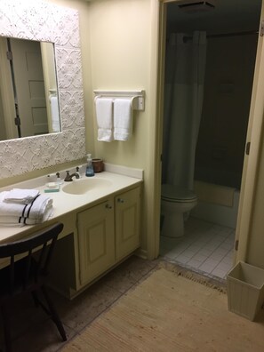 Combined shower/bathtub, towels