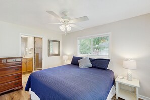 2 bedrooms, iron/ironing board, free Internet, bed sheets - Lakefront home with ping-pong & private dock - kayak available for use (Kingsland)