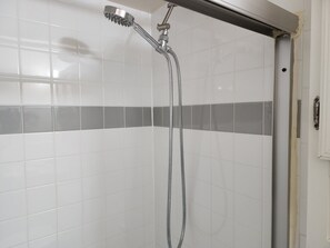 Ducha y bañera combinadas, secador de pelo, toallas y jabón