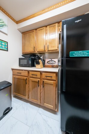 KĂŒhlschrank, Mikrowelle, Ofen, Herdplatte