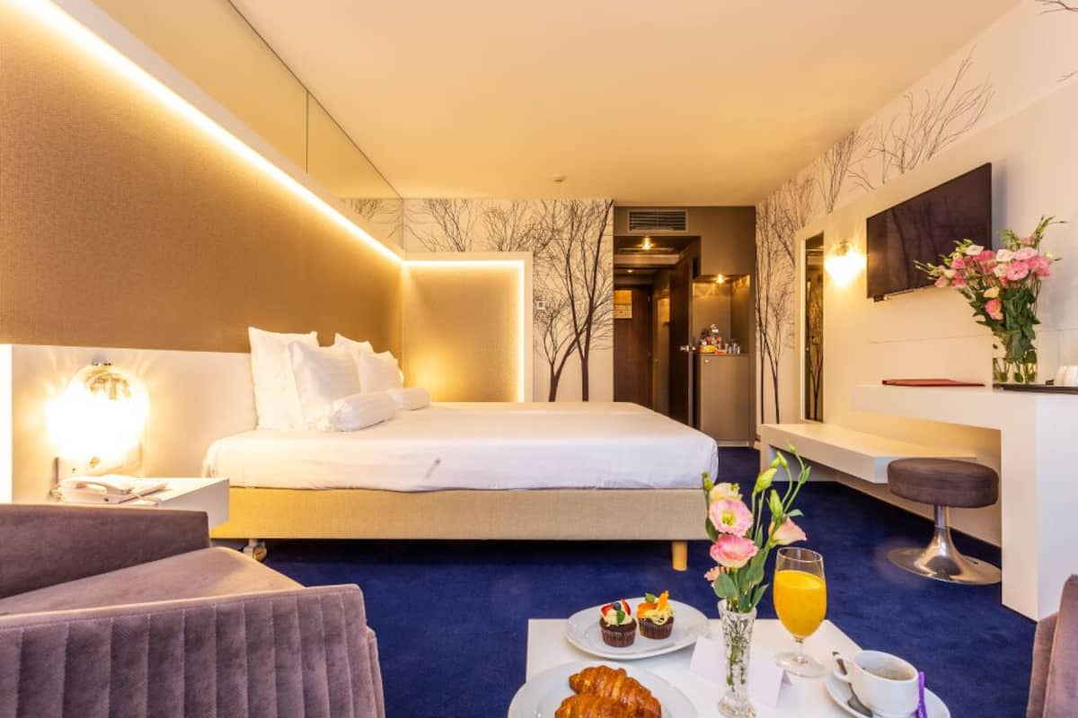 Luxury Room, Non Smoking | 1 bedroom, Select Comfort beds, minibar, desk