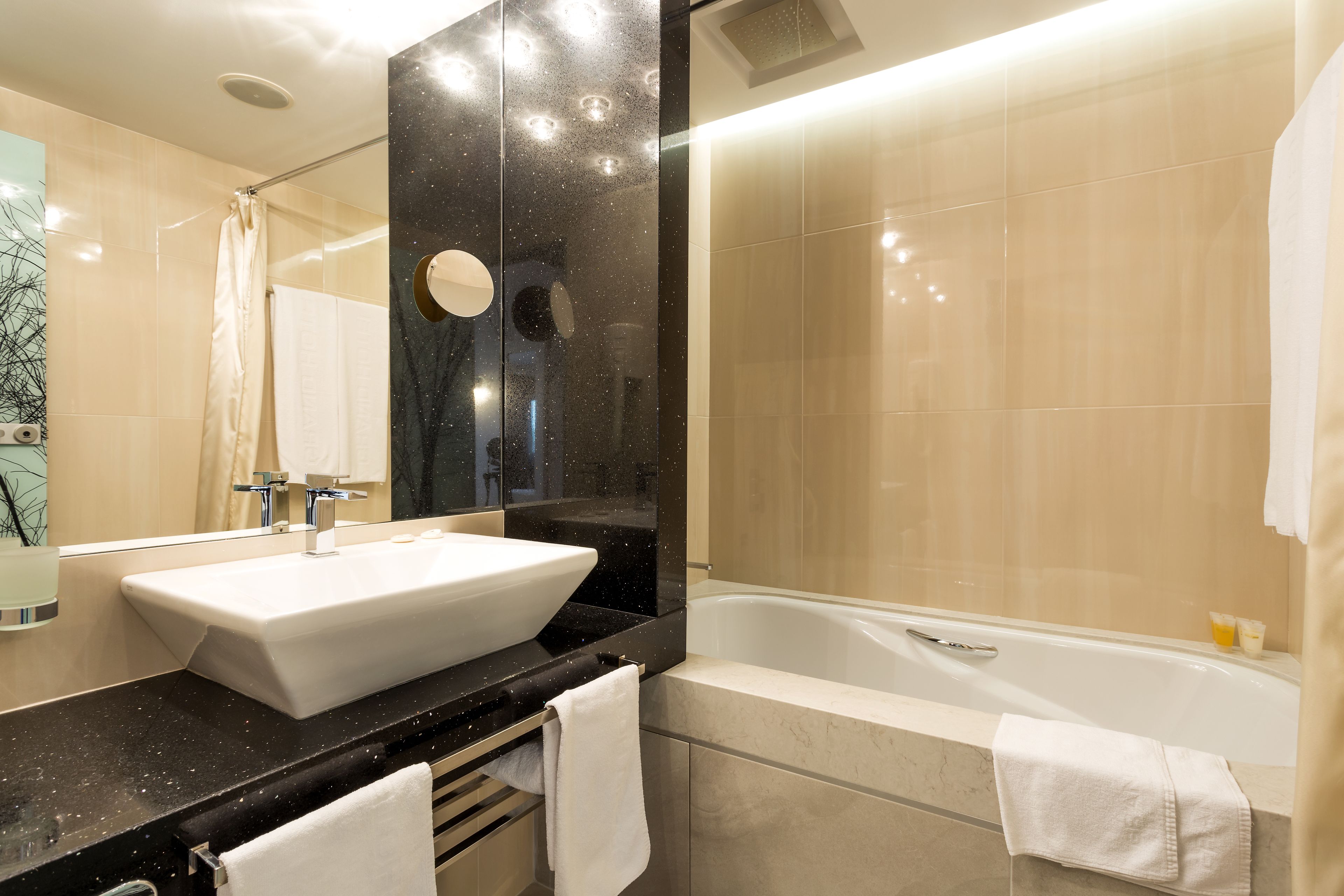 luxury room, non smoking | bathroom | combined shower/bathtub, free toiletries, hair dryer, bathrobes