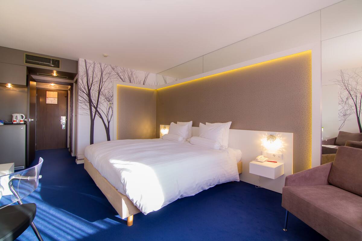 Select Comfort beds, minibar, desk, WiFi (free)