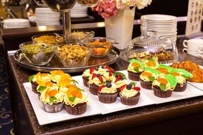 Petit déjeuner buffet (10.23 EUR par personne)
